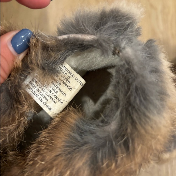 Ladies Size 6 Softmoc Rabbit Fur Moccasins in a Mustard Yellow - Picture 4 of 4